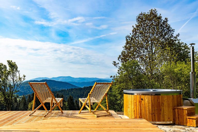 Domek z jacuzzi z widokiem na Tatry – gorąca woda, relaksujący masaż i niebo tak gwieździste, że Wielki Wóz jest niemal na wyciągnięcie ręki!